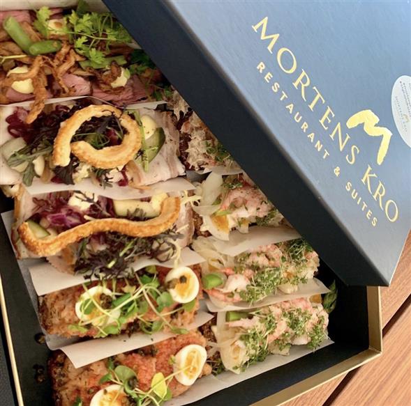 Smørrebrød kasse med 12 stk efter kokkens valg 550,-